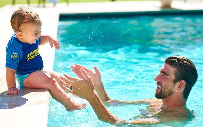 Boomer tap boi cung cha Michael Phelps hinh anh