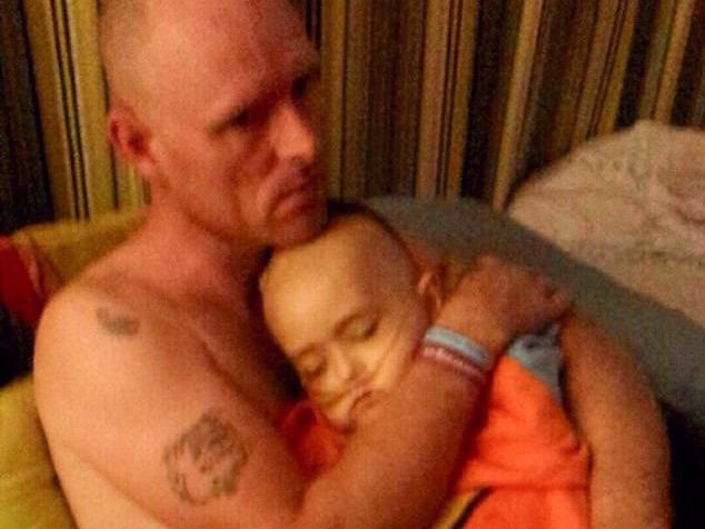 Cau be lim di noi vong tay cha trong buc anh cuoi cung hinh anh