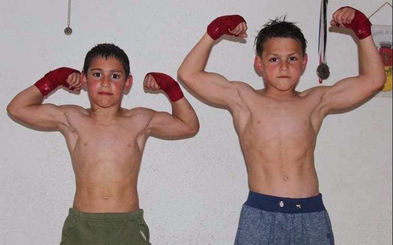 'Anh em khoe nhat the gioi' bieu dien chong day 90 do hinh anh