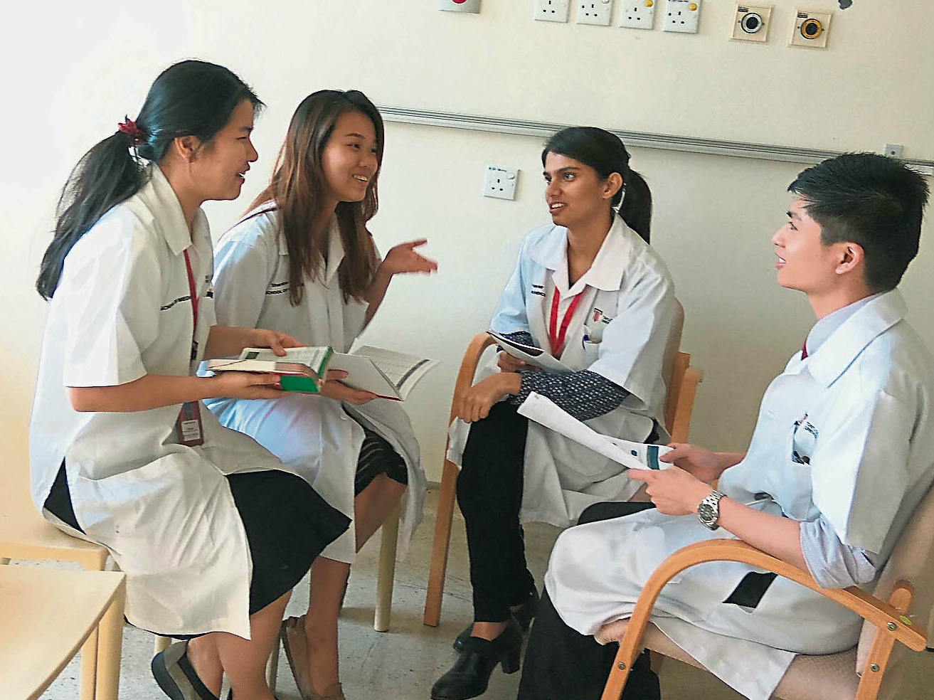 cô gái trở thành bác sĩ trẻ nhất Malaysia ảnh 5 co gai tro thanh bac si tre nhat Malaysia anh 5