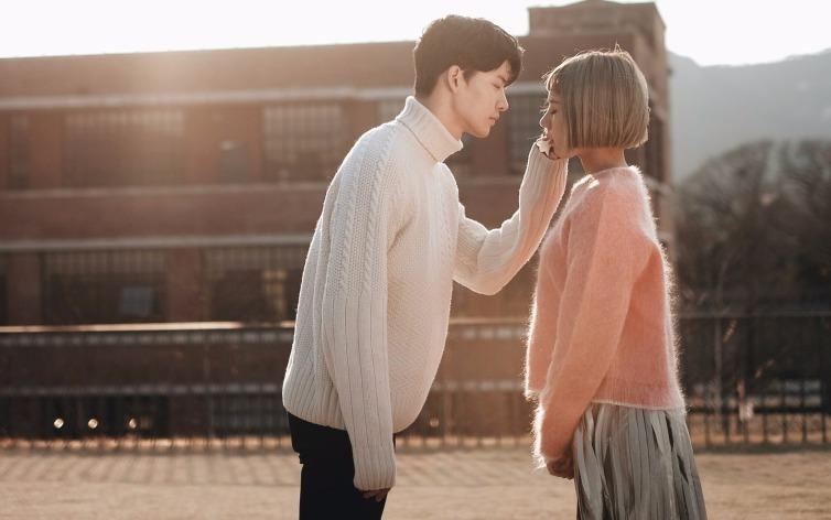 Chang trai Han Quoc dien trai trong MV 'Hon anh' cua Min hinh anh