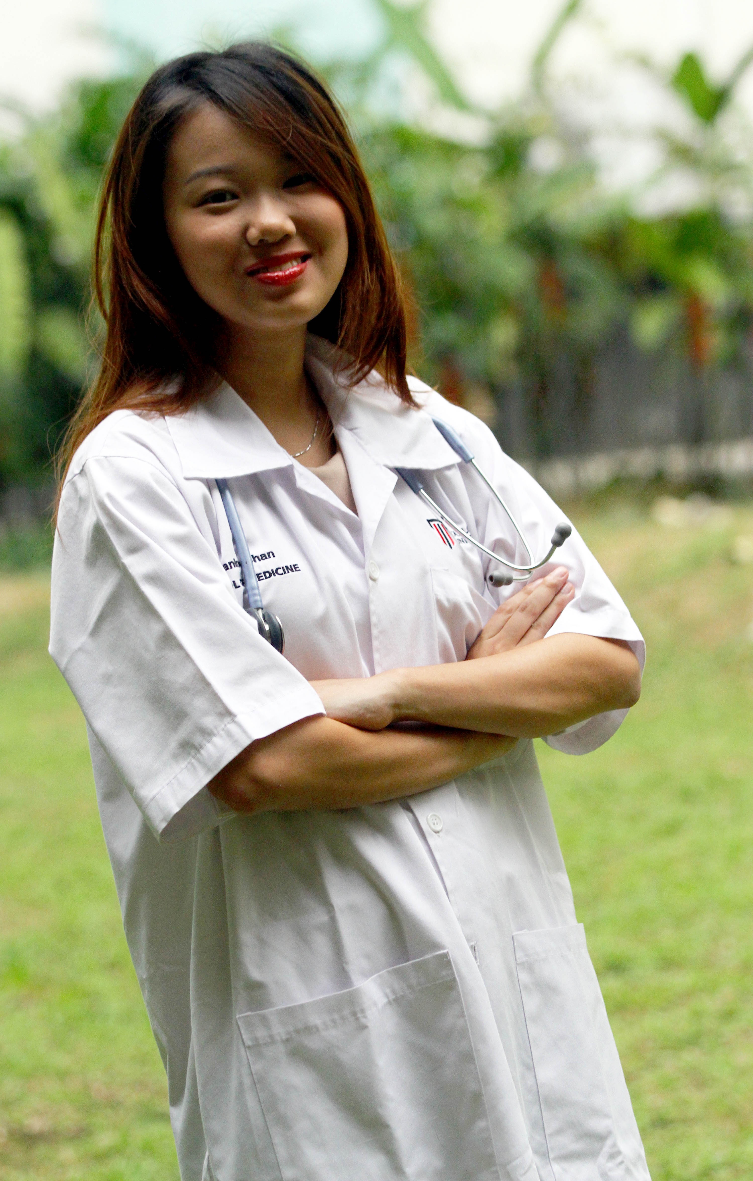 cô gái trở thành bác sĩ trẻ nhất Malaysia ảnh 4 co gai tro thanh bac si tre nhat Malaysia anh 4