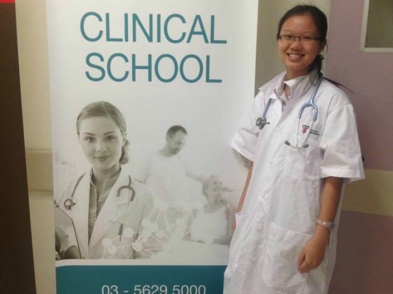 cô gái trở thành bác sĩ trẻ nhất Malaysia ảnh 1 co gai tro thanh bac si tre nhat Malaysia anh 1