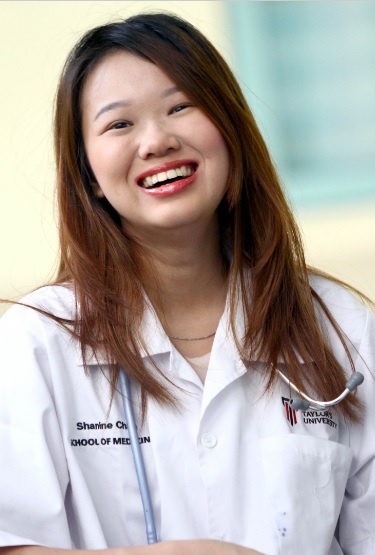 cô gái trở thành bác sĩ trẻ nhất Malaysia ảnh 3 co gai tro thanh bac si tre nhat Malaysia anh 3