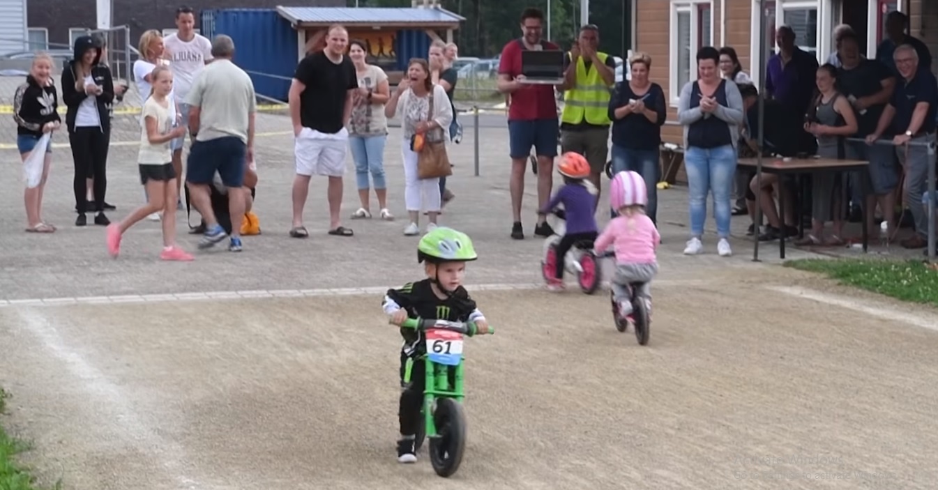 Cậu bé 2 tuổi từ chối chức vô địch đua xe đạp ảnh 1 Cau be 2 tuoi tu choi chuc vo dich dua xe dap anh 1