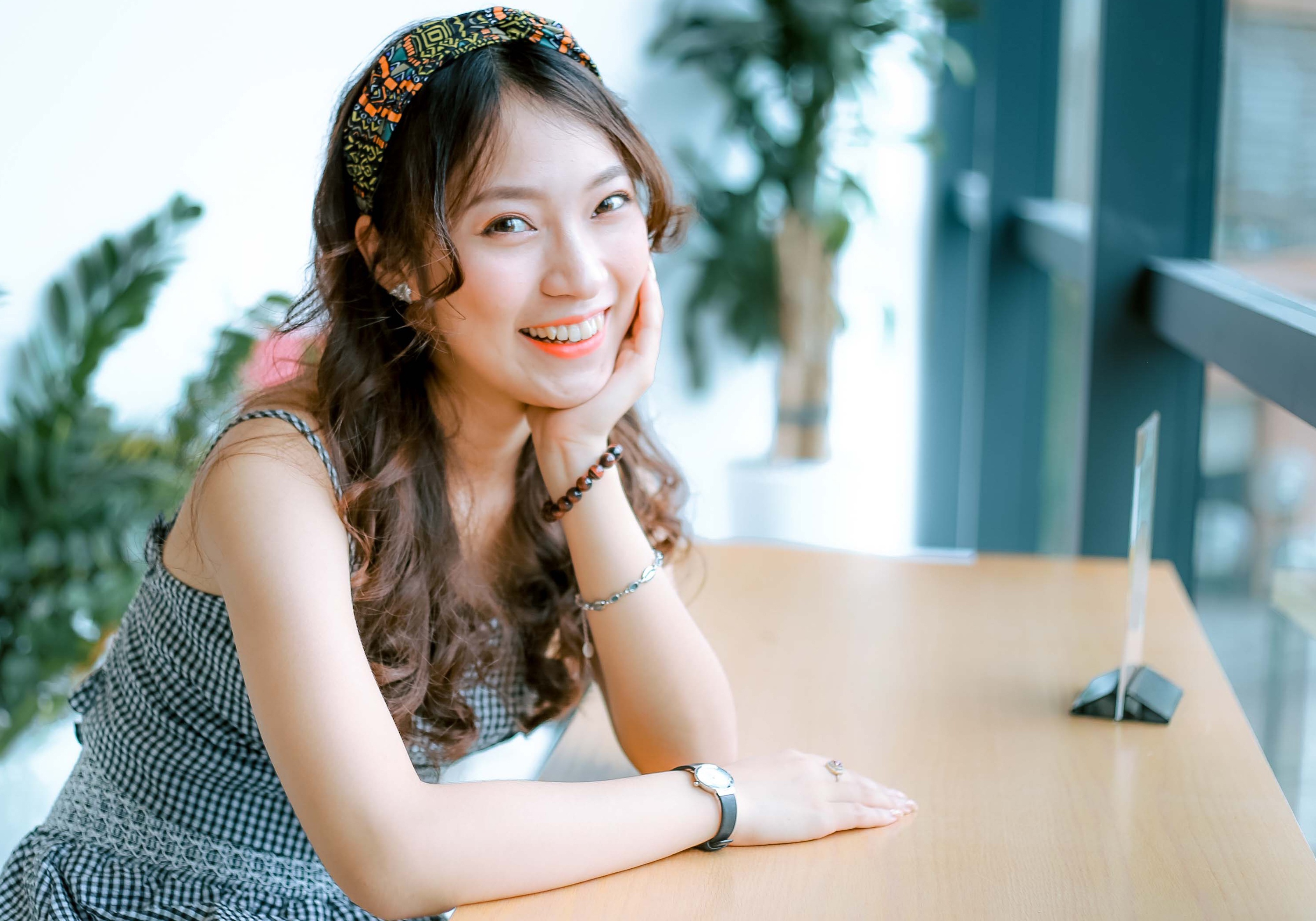 'Hot girl noi 7 thu tieng': Xinh va gioi gio se khong F.A hinh anh