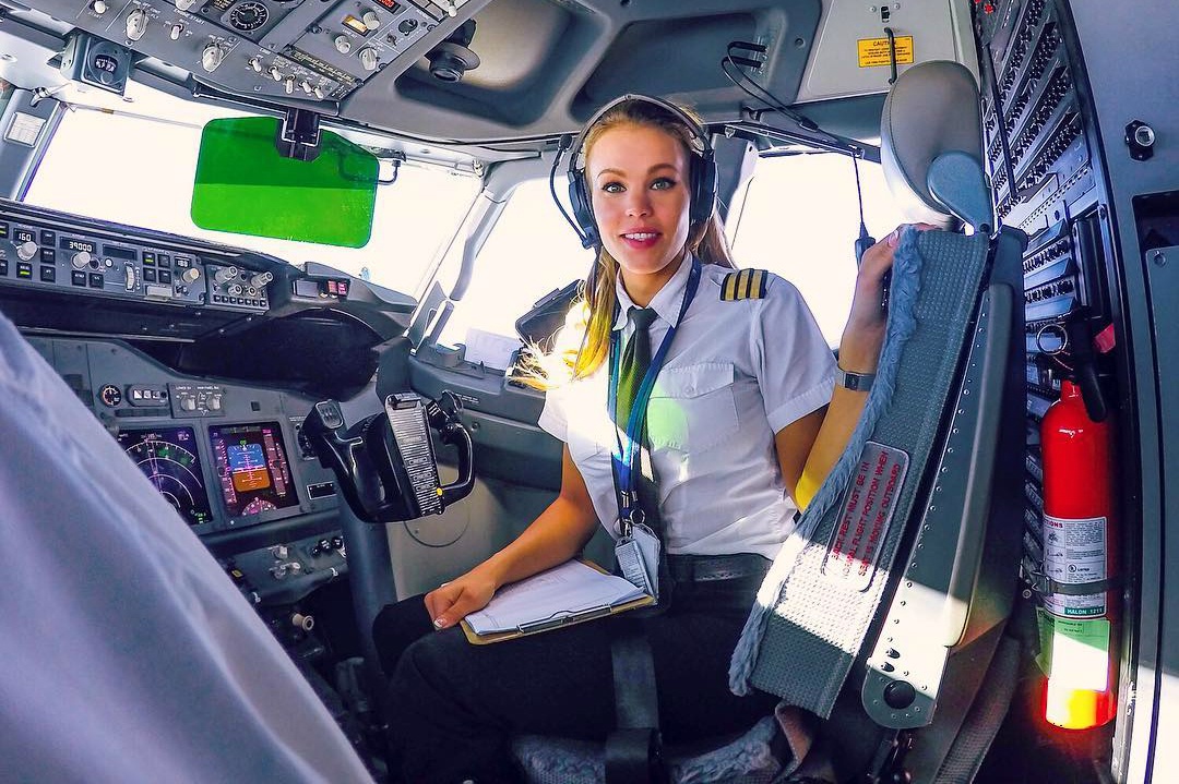 nu phi cong xinh dep noi tieng anh 8