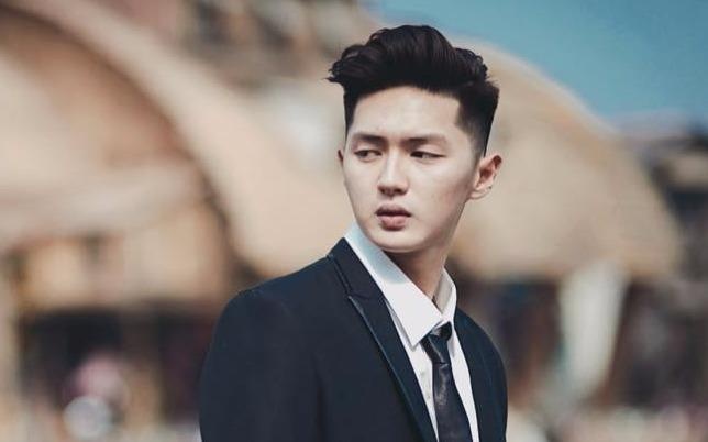 Manh Tuan banh bao trong bo vest hinh anh