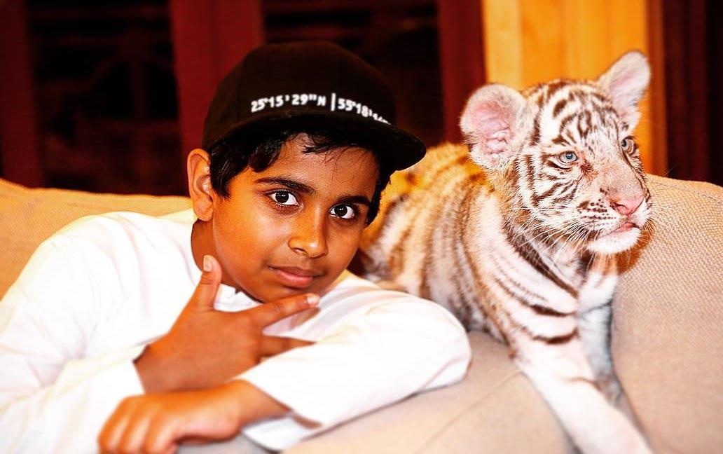 Thieu gia Dubai 15 tuoi ngap trong hang hieu, nuoi 400 dong vat hinh anh