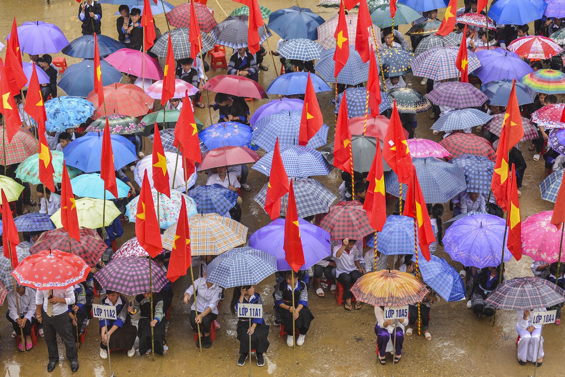 Hoc sinh vung lu Mu Cang Chai doi mua don khai giang hinh anh