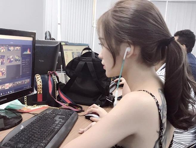 Vu 9X mac do ho hinh xam tai noi lam viec gay tranh cai tuan qua hinh anh