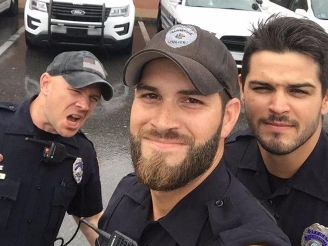 Dan mang 'tan cong' so canh sat My vi 3 nhan vien dep trai hinh anh