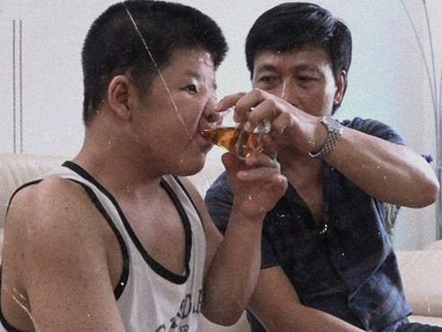 Chuyen nghe si Quoc Tuan 15 nam ben con chua benh xuc dong nhat tuan hinh anh