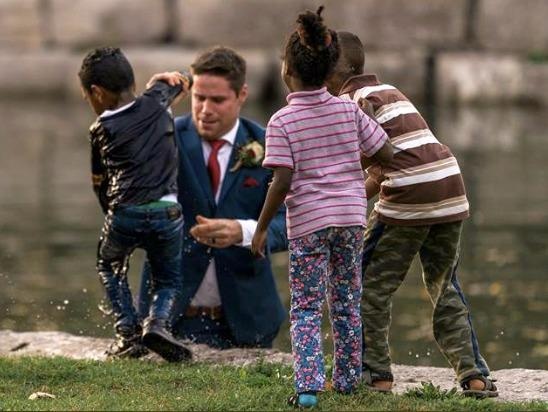 Chu re nhay xuong ao cuu em nho suyt chet duoi hinh anh