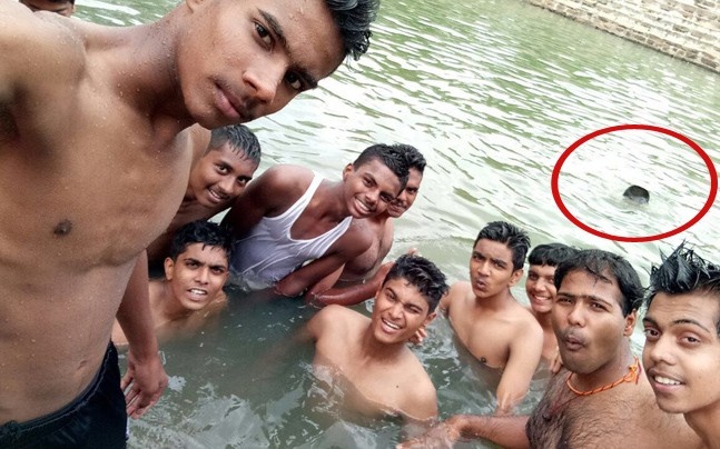 nhóm bạn selfie cạnh bạn chết đuối ảnh 1 nhom ban selfie canh ban chet duoi anh 1