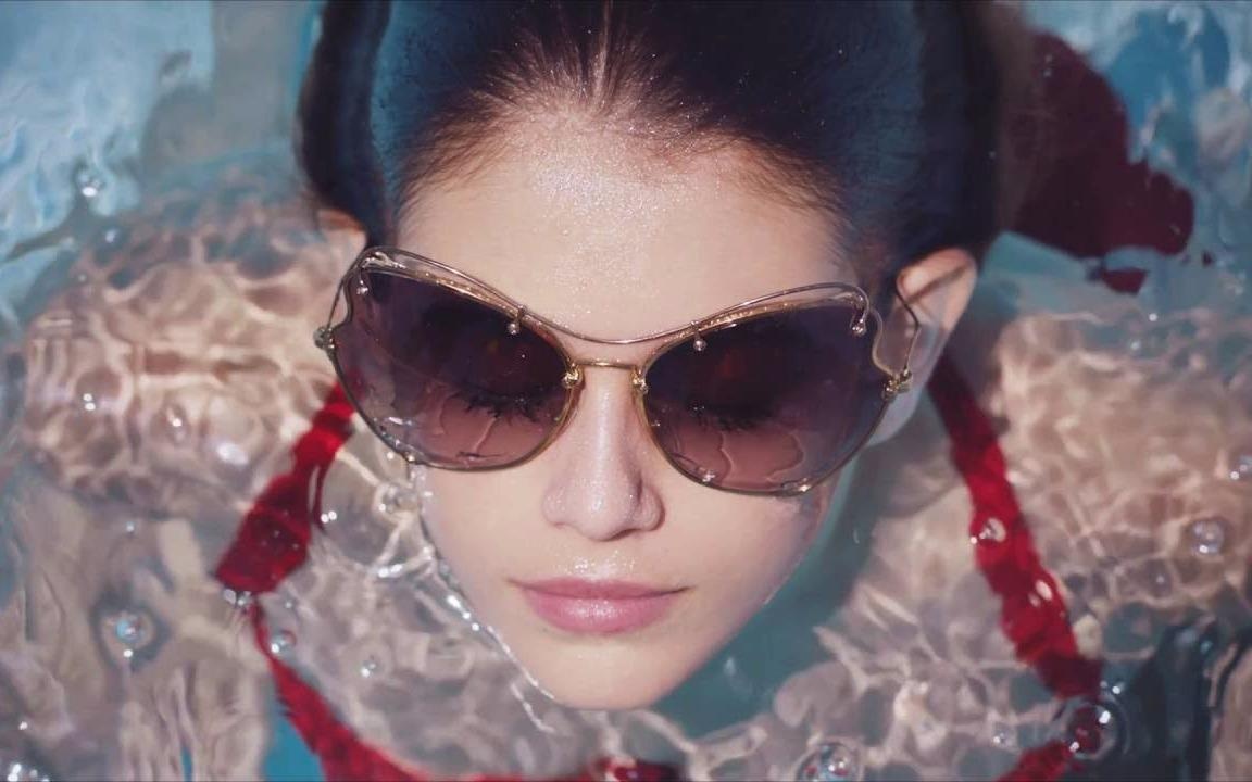 Kaia Gerber cuon hut trong phim ngan thoi trang cua Miu Miu hinh anh