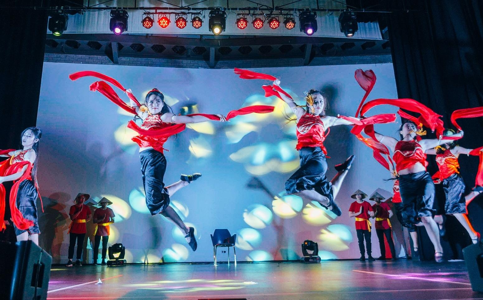 Ngoc Yen tap mua tren nen nhac 'Lac troi' hinh anh