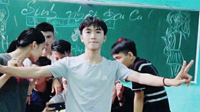 Nam sinh dung cam cuu nguoi giua dong nuoc lu hinh anh