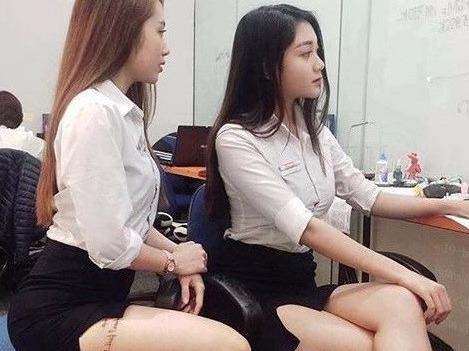 Hai co gai vay ngan, lo hinh xam noi lam viec gay tranh cai tuan qua hinh anh