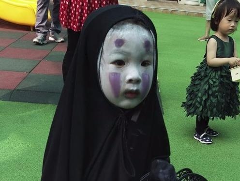'Co be Vo Dien' va cac nhan vat bong noi tieng nho hoa trang Halloween hinh anh