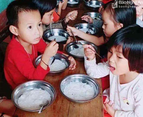 bữa ăn miến luộc của trẻ mầm non Nghệ An ảnh 2 bua an mien luoc cua tre mam non Nghe An anh 2