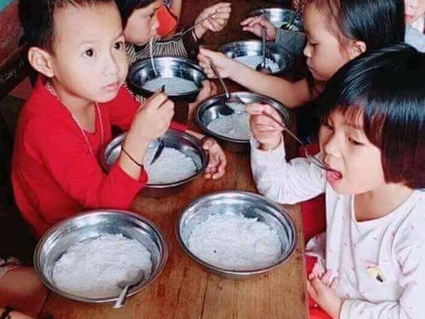 Phu huynh buc xuc vi bua an dam bac chi co mien luoc cua tre mam non hinh anh