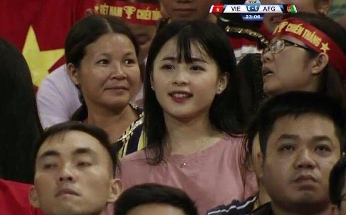 Nu co dong vien xinh dep trong tran Viet Nam - Afghanistan hinh anh