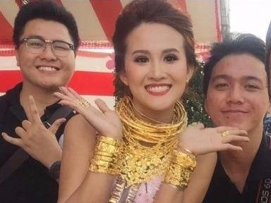 Co dau Dong Nai deo vang triu co, kin tay gay tranh cai tuan qua hinh anh