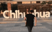 Hai chang trai nhac bong nhau nhay xoay vong doc dao hinh anh