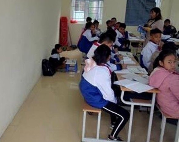 nam sinh bị cô giáo bắt ngồi dưới nền đất ảnh 1 nam sinh bi co giao bat ngoi duoi nen dat anh 1