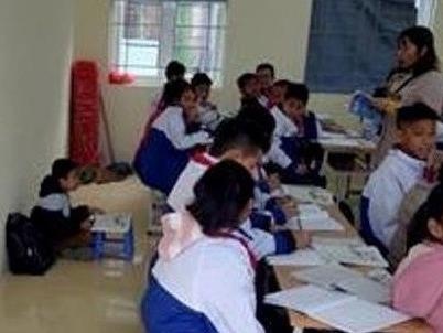 Phat HS ngoi duoi nen nha vi quen deo khan do: Lai vi benh thanh tich hinh anh