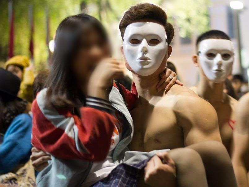 Om trai la 6 mui tai pho di bo: Su kien gan ket cong dong hay tro lo? hinh anh
