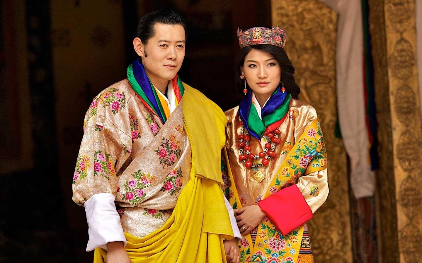 Vua va hoang hau Bhutan cam on moi nguoi chuc phuc trong le cuoi hinh anh