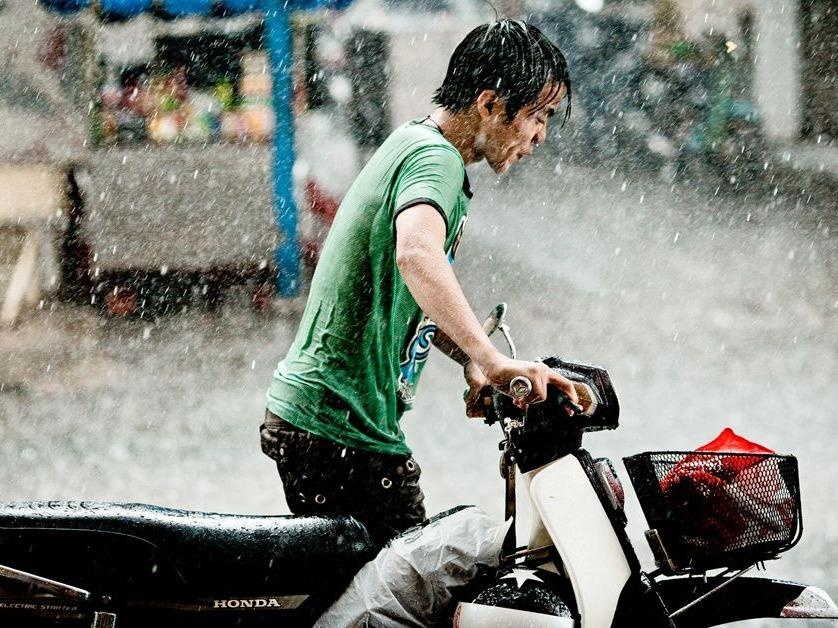 Chang trai khoc duoi mua khi bi bo vi di xe so gay tranh cai tuan qua hinh anh