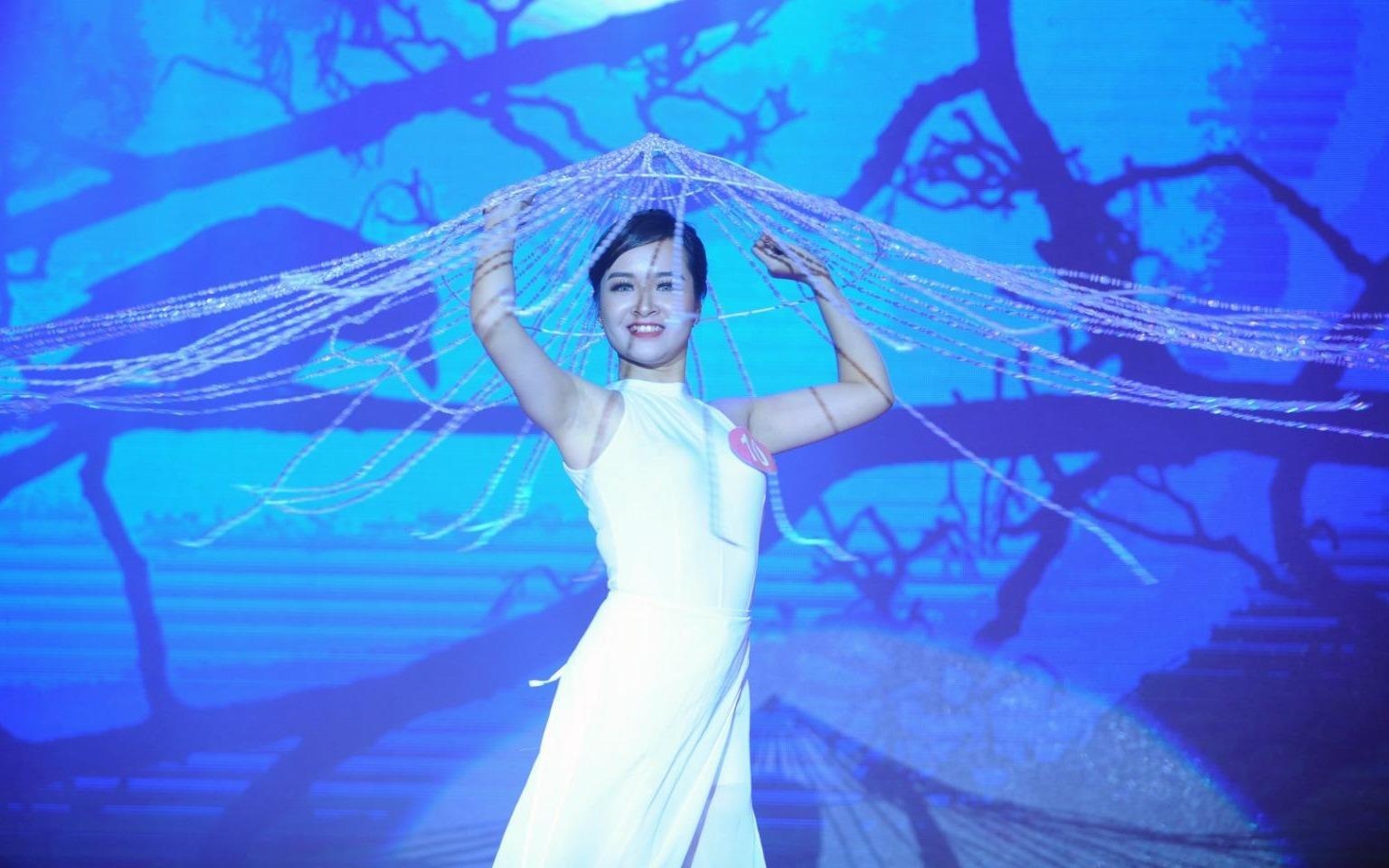 Tu Uyen thu hut moi anh nhin voi kha nang mua dieu luyen hinh anh