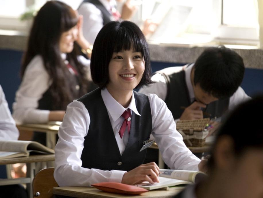 Han Quoc lap may rut bao cao su cho hoc sinh cap hai hinh anh