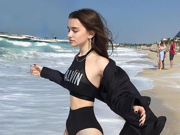 Nu sinh Nga 14 tuoi gay tranh cai vi vong eo nho den kho tin hinh anh
