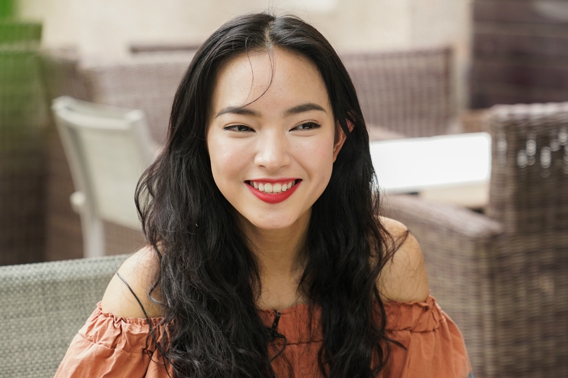 Hot girl Chau Bui: 'Minh tung bi nem vao thung rac' hinh anh