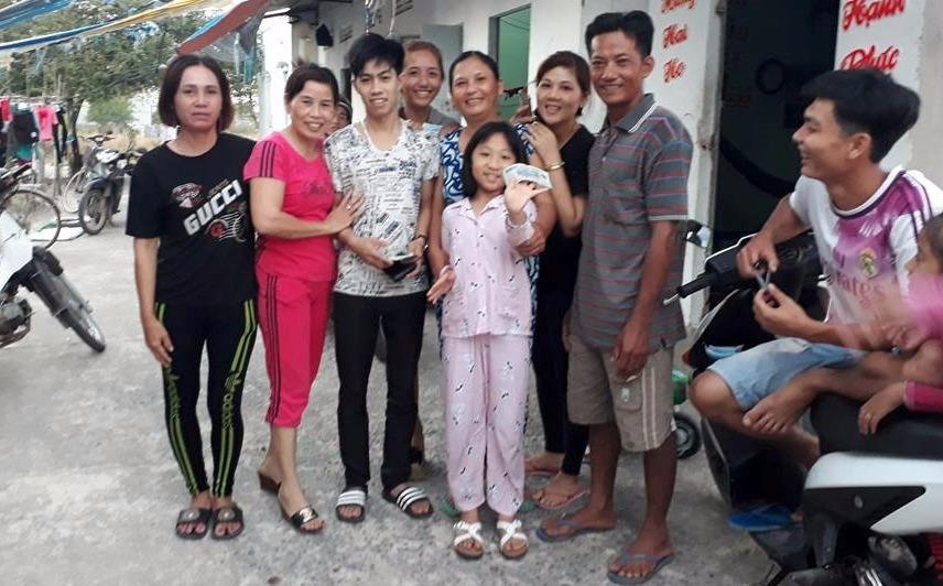 Vo chong ngheo tra vi co 17,5 trieu dong am long nhat dip can Tet hinh anh