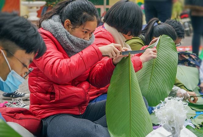 Gioi tre goi banh chung tang nguoi ngheo hinh anh