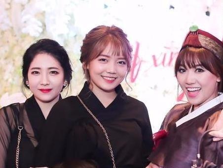 Em gai, em trai ‘tai sac ven toan’ cua nguoi noi tieng hinh anh
