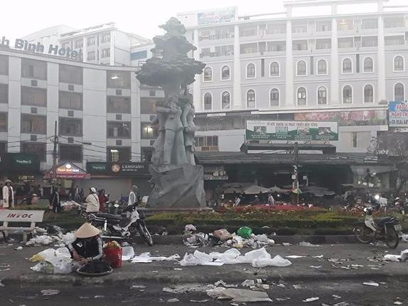 Dan mang buc xuc khi Da Lat ngap rac sau ky nghi Tet 2018 hinh anh