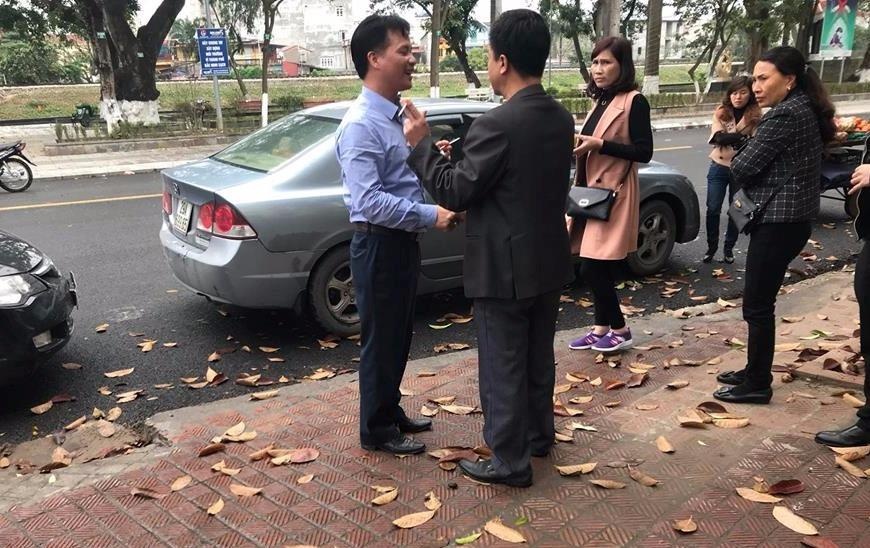 Hai chu oto bat tay hoa giai sau va cham la hinh anh dep nhat tuan qua hinh anh