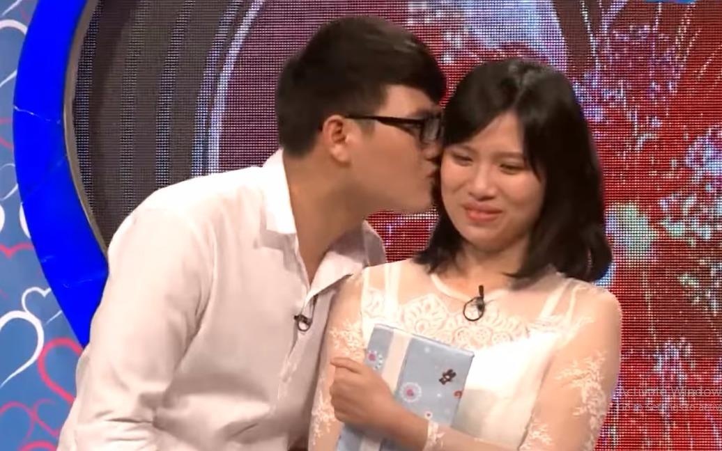 Kim Thanh xin phep bo hon ma ban gai trong 'Ban muon hen ho' hinh anh