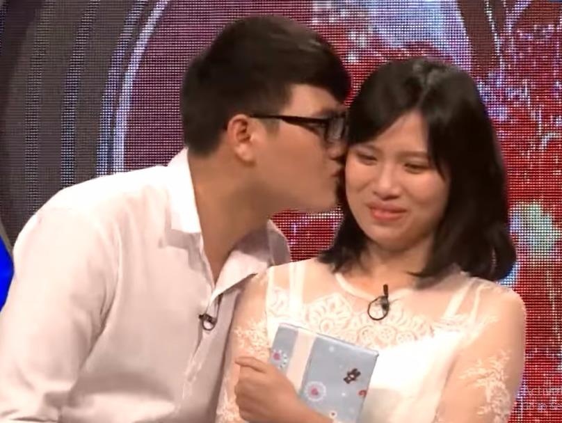 Xin phep cha hon ma ban gai tren san khau 'Ban muon hen ho' hinh anh