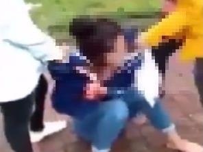 Nu sinh cap 3 bi danh hoi dong, lot quan ao gay phan no hinh anh
