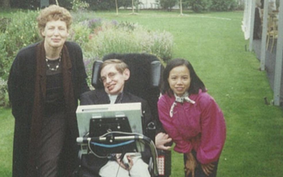Con gai nuoi thien tai vat ly Stephen Hawking xuc dong noi ve cha hinh anh