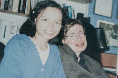 Con gai nuoi Stephen Hawking: 18 nam qua chi mong duoc gap cha lan nua hinh anh