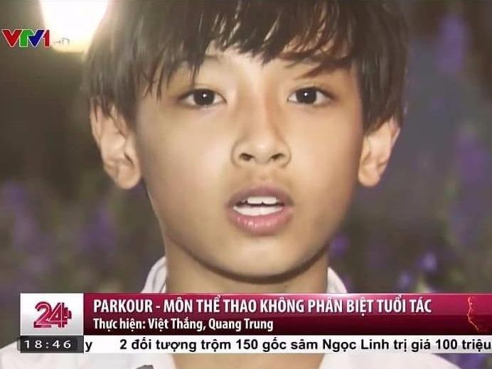 Cau be 10 tuoi xuat hien tren tivi duoc nhan xet giong sao Kpop hinh anh