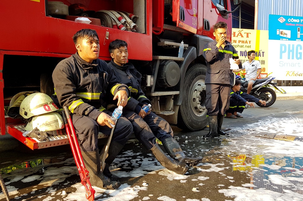 Dan mang cam on linh chua chay cuu nguoi o chung cu Carina Plaza hinh anh